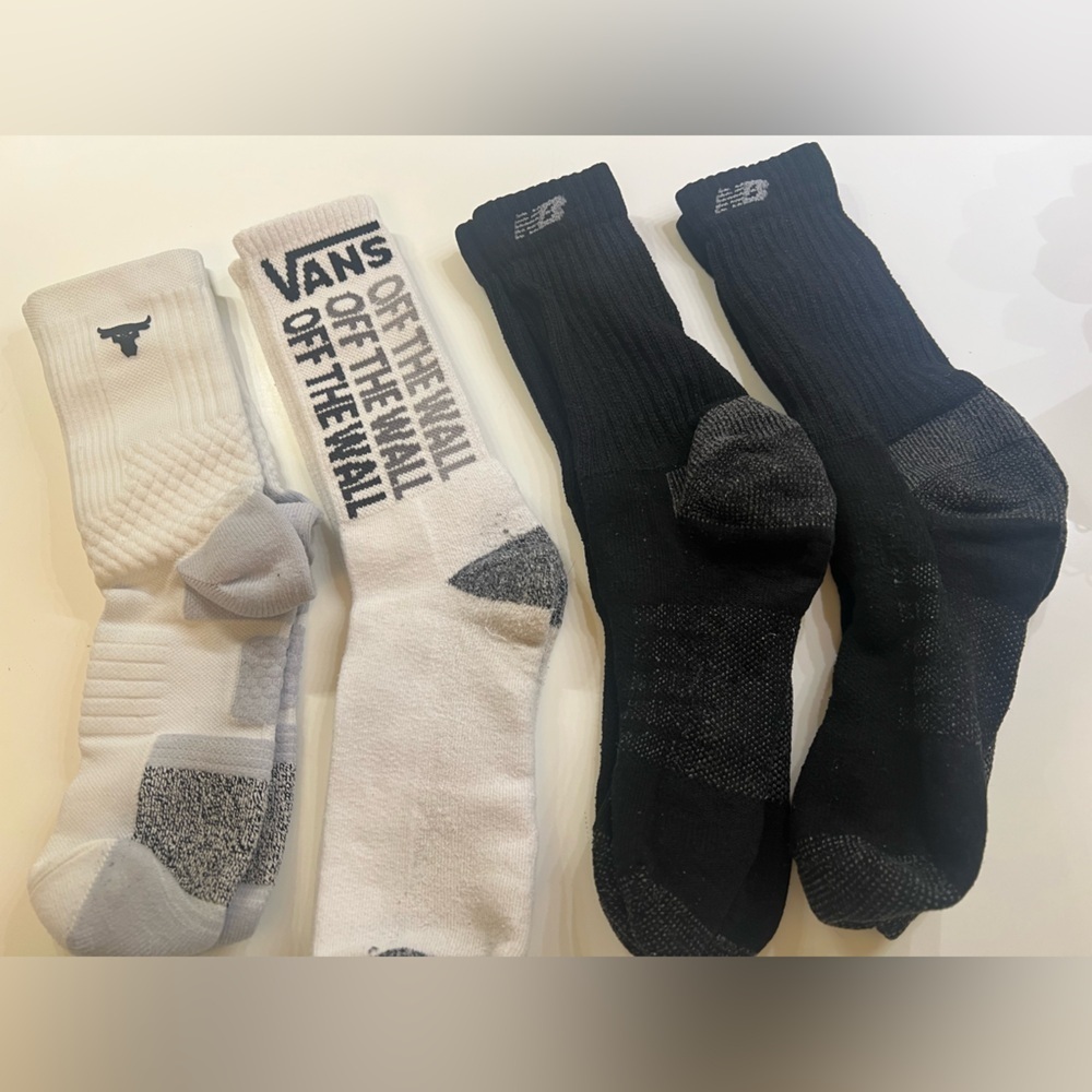 SOCKS - MENS CREW STYLE SOCKS - VARIETY OF 4 PAIRS.   NEW /LIKE NEW  SIZE 8.5-13